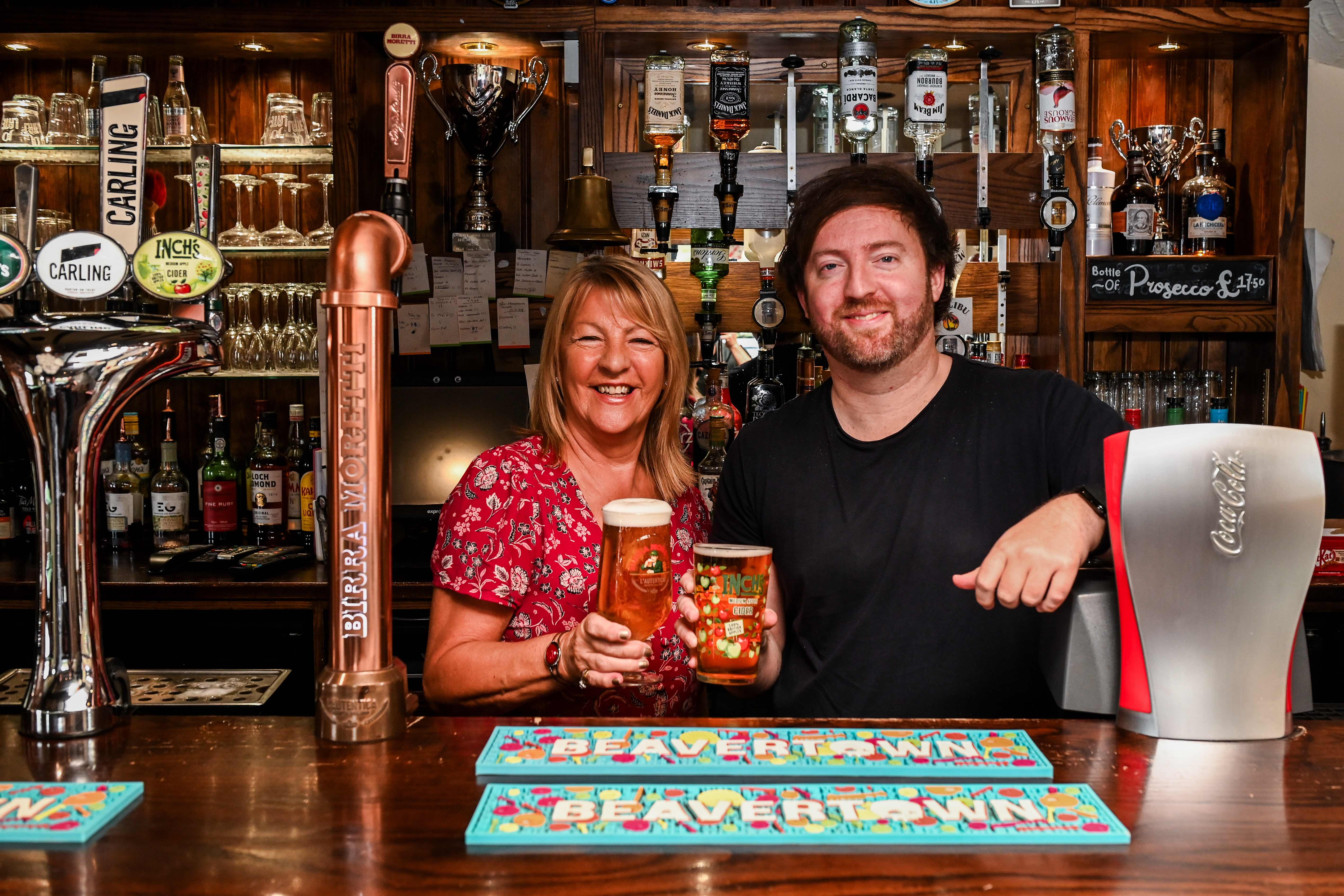 LINCOLNSHIRE PUBLICANS CELEBRATE 40TH ANNIVERSARY AT POPULAR VILLAGE PUB